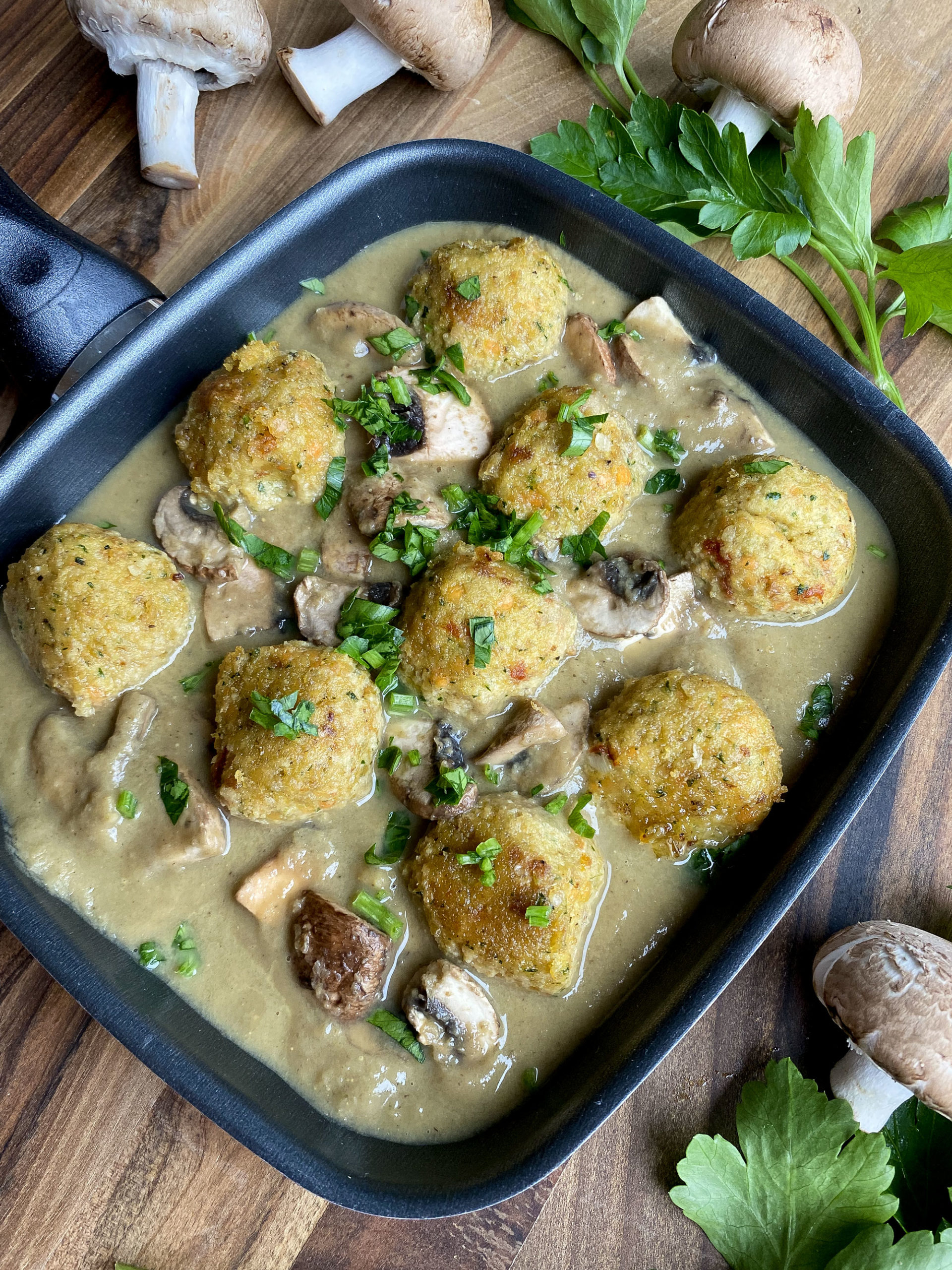 Linsenbällchen in Champignonsoße - Gemüse mit Stil - natürlich.lecker.vegan