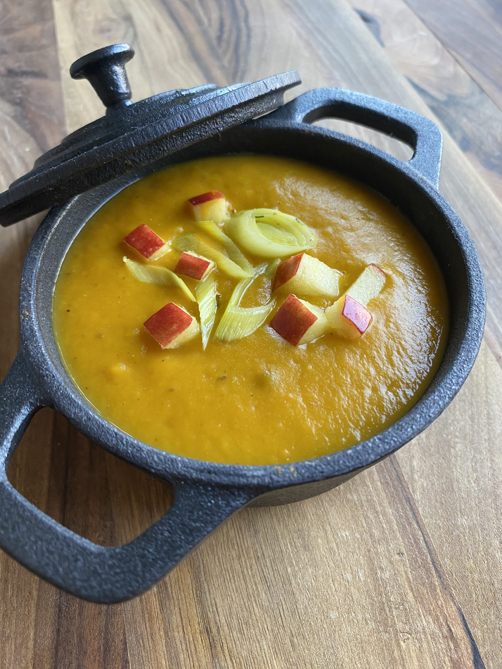 Süßkartoffel-Kürbissuppe mit Lauchstreifen und Apfelwürfel - Gemüse mit ...