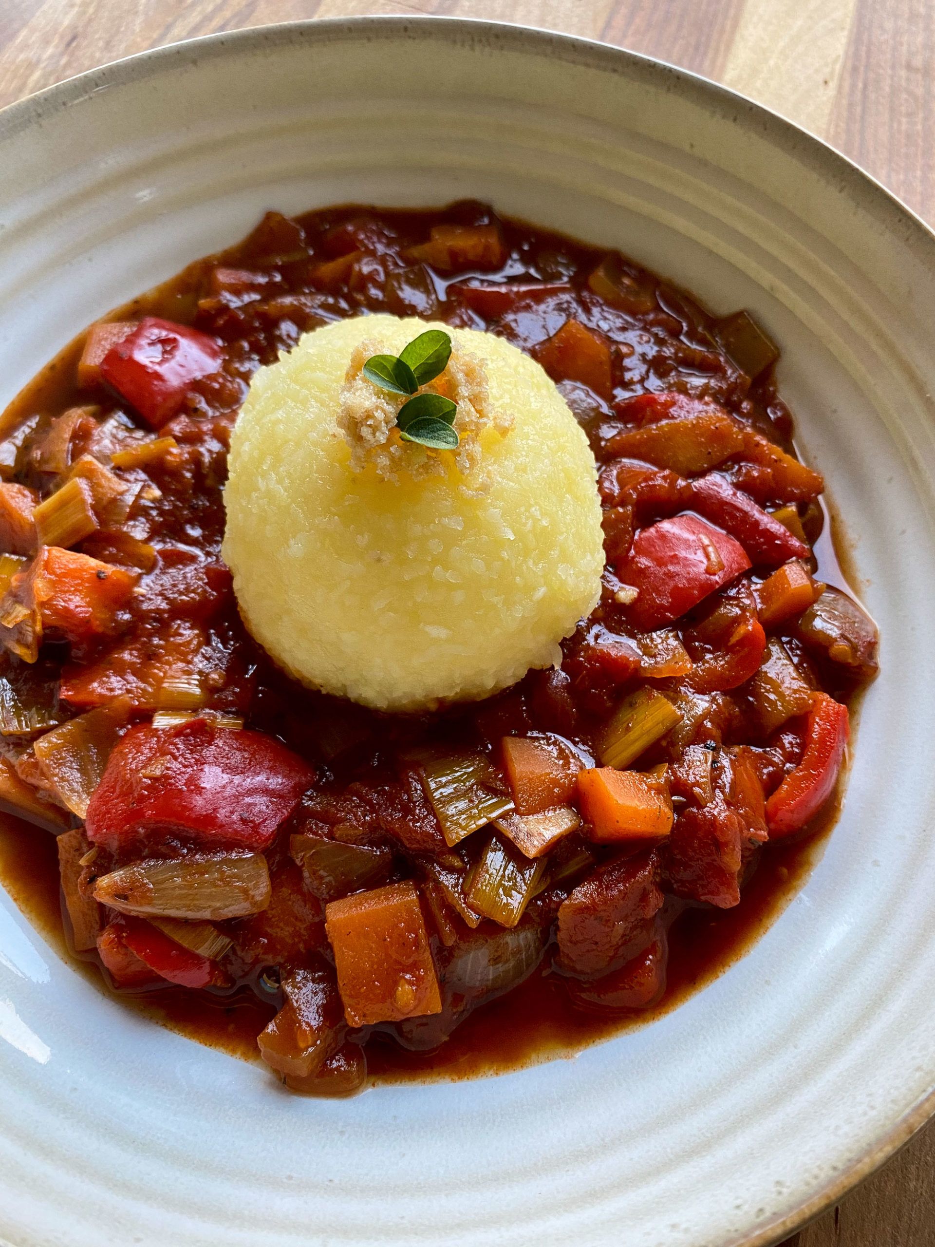 Gemüsegulasch mit halbseidenen Knödel - Gemüse mit Stil - natürlich ...