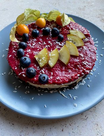 Rohkosttorte-mit-Beeren